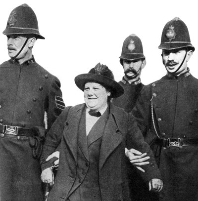 Mevrouw Flora Drummond, gearresteerd in Hyde Park, Londen, 1914, 1935 door Unbekannt