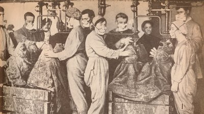 Munitiewerkers met gasmaskers tijdens het vullen van granaten met Trinitrotolueen T.N.T., ca. 1916 door Unbekannt