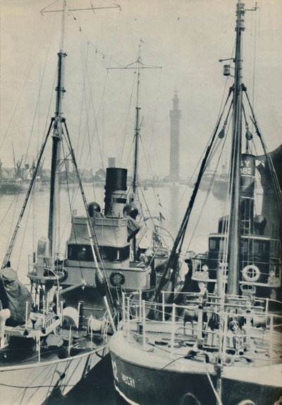 Marine Trawler, HMS Liffy naast een Grimsby vissersvaartuig in Grimsby Docks, 1937 door Unbekannt