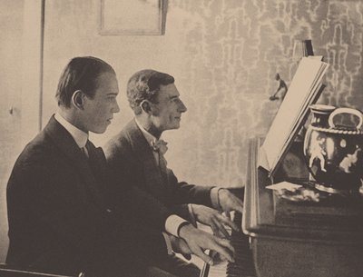 Nijinsky en Maurice Ravel aan de piano spelen een partituur van Daphnis en Chloe, 1912 door Unbekannt