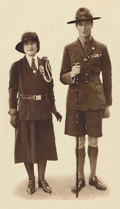Op weg naar een bijeenkomst van scouts en gidsen, c1931 1937 door Unbekannt