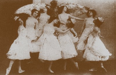 Olga Preobrajenskaya als Odette met zwanen in het ballet Het Zwanenmeer door Unbekannt