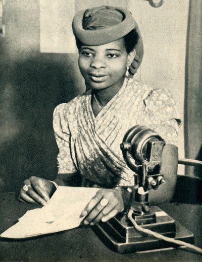 Omoba Adenrele Ademola, dochter van Alake van Abeokuta, Nigeria, roept West-Afrika, 1942 door Unbekannt