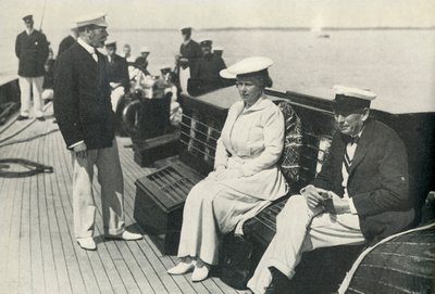 Op de Britannia met koning George en Sir Charles Cust, ca. 1920, 1951 door Unbekannt