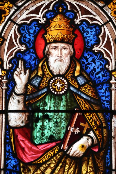 Paus Alexander I (paus van 107 tot 116) - Saint Fargeau kerk. Glas-in-loodraam door Unbekannt
