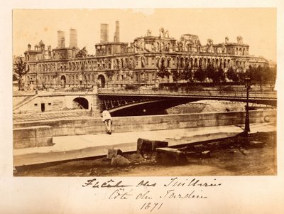 Parijse Commune (1871): uitzicht op de brug van Arcole en het stadhuis na de brand van mei 1871. Anonieme fotografie door Unbekannt