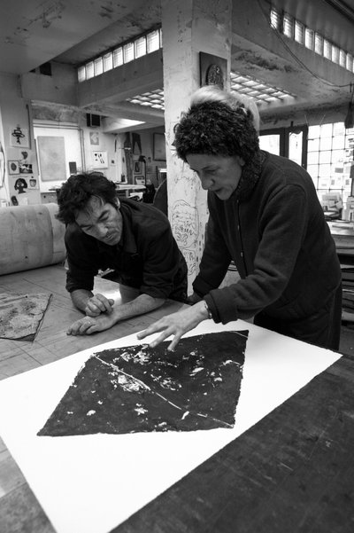 Pascal Gauvard, medeoprichter van Pasnic graveerwerkplaats, Annie-Paule Thorel, Franse schilder. Analyse van een afdruk. Pasnic graveerwerkplaats in Parijs in 2009 door Unbekannt