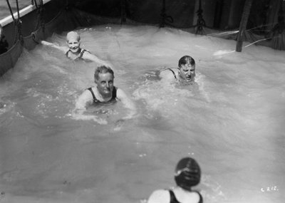 Passagiers in het zwembad aan boord van een cruiseschip, ca. 1920s-1930s door Unbekannt