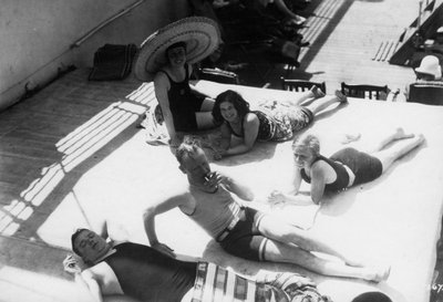 Passagiers zonnebaden aan boord van een cruiseschip, ca. 1920s-1930s door Unbekannt
