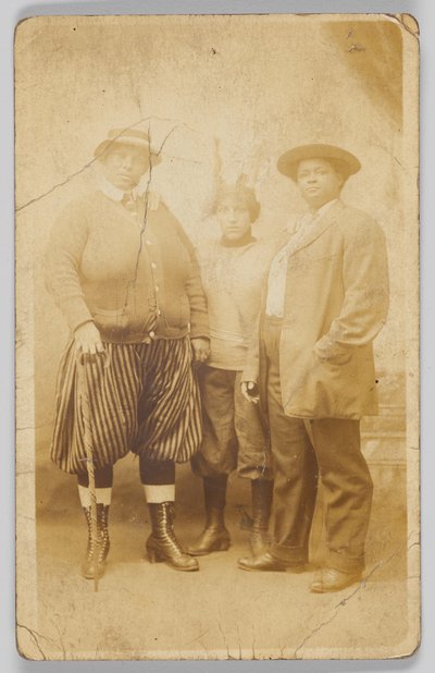 Fotografische ansichtkaart van drie niet-geïdentificeerde vrouwen, 1904-1918 door Unbekannt