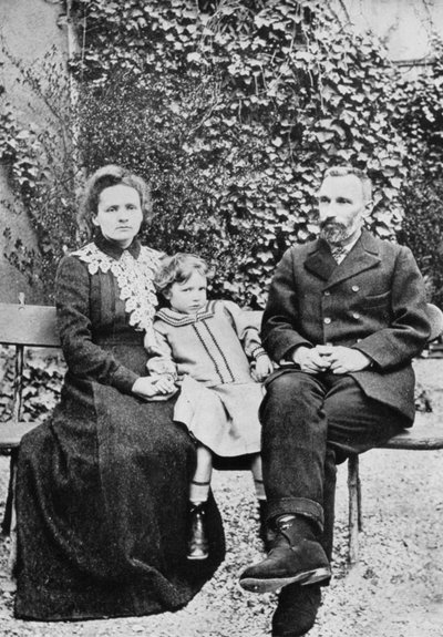Pierre en Marie Curie, Franse wetenschappers, met hun dochter Irene, 1904 door Unbekannt