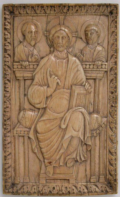 Plaquette met Christus op de troon met twee apostelen, Karolingisch, 850-875 door Unbekannt