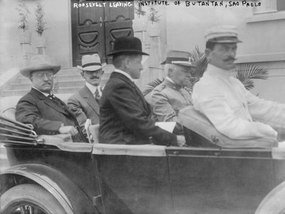 President Roosevelt verlaat het Instituut van Butantan in Sao Paolo met minister van Buitenlandse Zaken Altino Arantes door Unbekannt