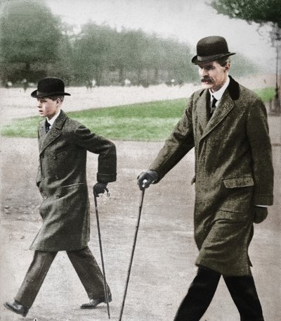 Prins Edward wandelend met Mr HP Hansell, zijn leraar, in Auteuil, Frankrijk, 1912 1936 door Unbekannt