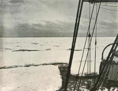 Door zware ijsschotsen in de Rosszee duwen, ca. 1908, 1909 door Unbekannt
