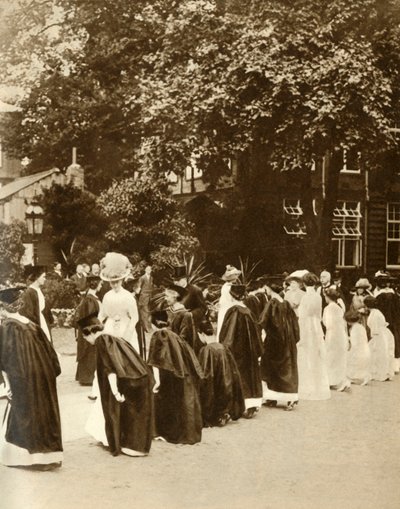 Koningin Mary bij Bedford College, Londen, 1913, 1935 door Unbekannt