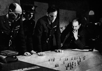 RAF Bomber Command operatiekamer tijdens een aanval, 1941 door Unbekannt