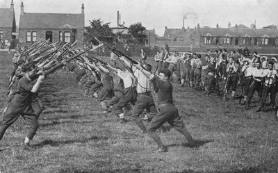 Rekruten leren het gebruik van de bajonet, 1915 door Unbekannt