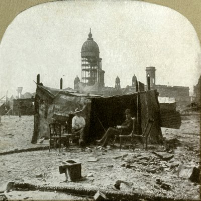 Vluchtelingenkamp gemaakt van schroot [van] gegolfd plaatijzer verzameld uit de ruïnes, 1906 door Unbekannt