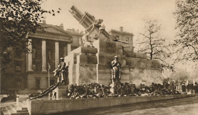 Representatie in steen van een 9-inch houwitser die grote controverse veroorzaakte, ca. 1935 door Unbekannt