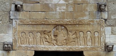 Romaans kunst: timpaan dat een groep apollonen voorstelt die Christus omringen, ondersteund door twee engelen. Kerk van Sint-Michiel van Saint Genis des Fontaines. 11e eeuw (Oostelijke Pyreneeën) door Unbekannt