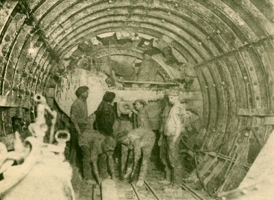 Rotary Cutter aan het Werk in de Vergrote Buis van de City en South London Railway Line, ca. 1930 door Unbekannt