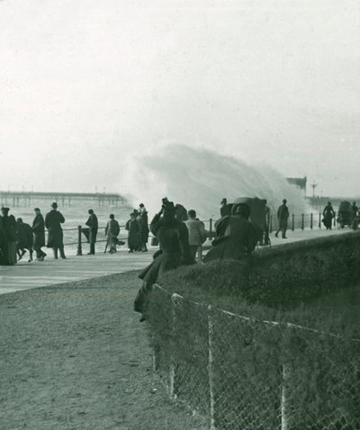 Ruwe zee over de promenade in Hastings, Sussex, eind 19e-begin 20e eeuw door Unbekannt