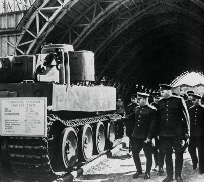 Russische generaals inspecteren een tentoonstelling van buitgemaakte Duitse wapens, Rusland, 1943 door Unbekannt