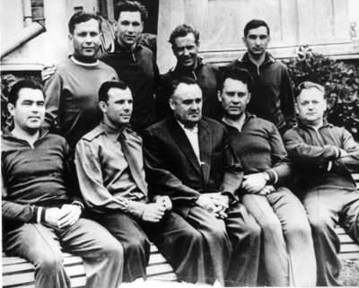 Russische raketingenieur Sergey Korolyov met kosmonauten, Krim, USSR, ca. 1960 door Unbekannt