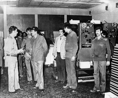 Saddam Hussein bezoekt een staatsdrukkerij, Bagdad, Irak, 1986 door Unbekannt