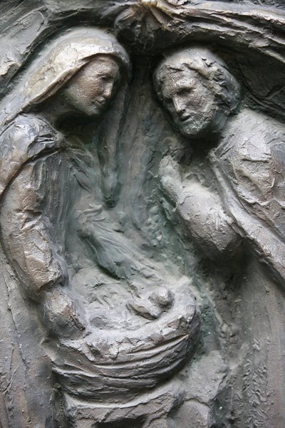 Kerk Saint-Pierre de Montmartre: Notre Dame deurbeeldhouwwerk: Geboorte, Parijs, Frankrijk door Unbekannt