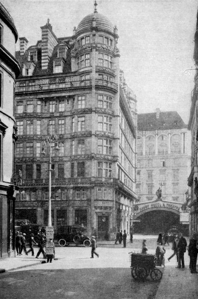 Savoy Hotel en Theater aan de overkant van de Strand vanaf Norfolk Street, Londen, ca. 1930s door Unbekannt