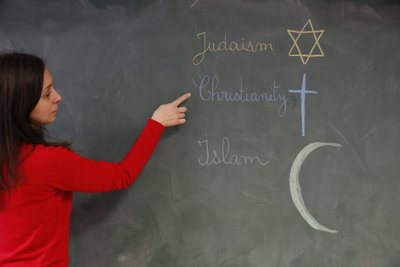 Schoolleraar legt religies uit, Montrouge door Unbekannt