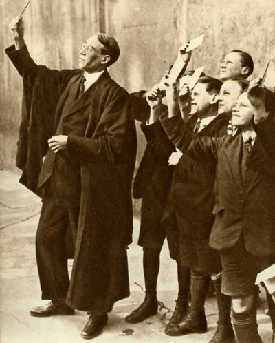 Schooljongens en leraar observeren een zonsverduistering, Groot-Brittannië, 1921, 1935 door Unbekannt