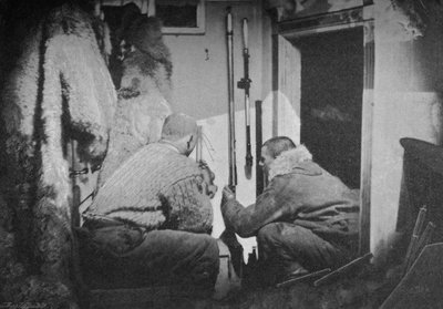 Scott-Hansen en Johansen inspecteren de barometers, 1893-1896, 1897 door Unbekannt