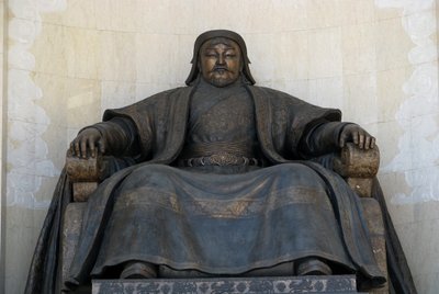 Zittend standbeeld van Dzjengis Khan bij het parlementsgebouw in Ulaanbaatar door Unbekannt