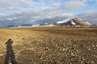 Schaduw van een mens, polygonale structurele bodem op de Plataberget, met sneeuw bedekte top Nordenskjoeldfjellet op de achtergrond, nabij Longyearbyen, Spitsbergen, Svalbard, Noorwegen, Europa door Unbekannt