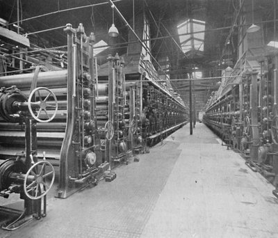 Twee Bord-Makende Machines Tonen en Iets van Hun Grote Lengte en Complexiteit Aangeven door Unbekannt