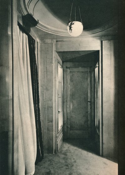 Kleine vestibule met kasten in wit esdoornhout, c1925 door Unbekannt