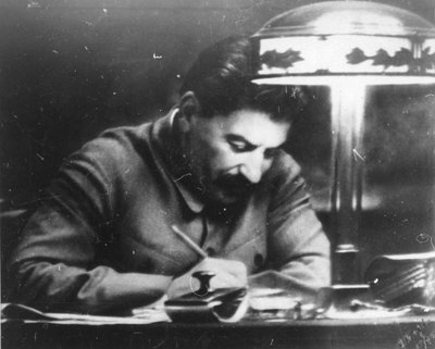 Sovjetleider Josef Stalin in zijn Kremlin-studie, Moskou, USSR, 1935 door Unbekannt