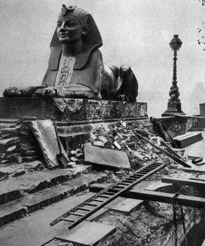 Sfinx beschadigd door een Duitse bom op de Embankment, 4 september 1917, 1935 door Unbekannt