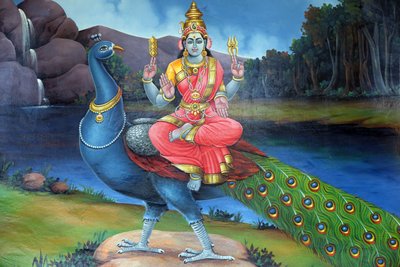 Sri Mariamman hindoeïstische tempel. Sri Gowmari met pauw, symbool van Subramanyan. Singapore door Unbekannt