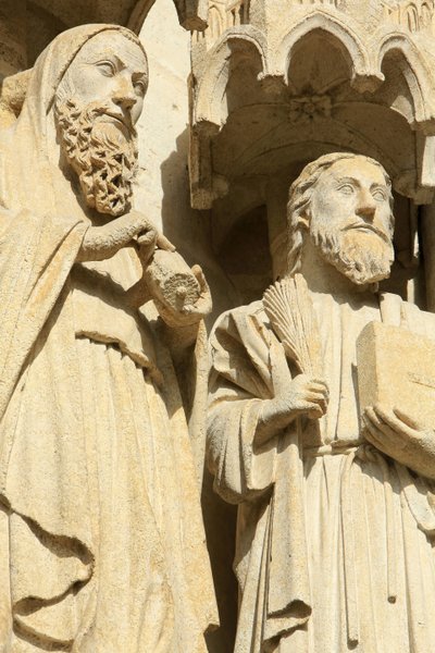 Beelden in de splay en de linker zijmuur van het centrale portaal: van rechts naar links, apostelen: Sint-Jakobus de Mindere en Sint-Thomas. Kathedraal van Amiens, Amiens, Frankrijk door Unbekannt