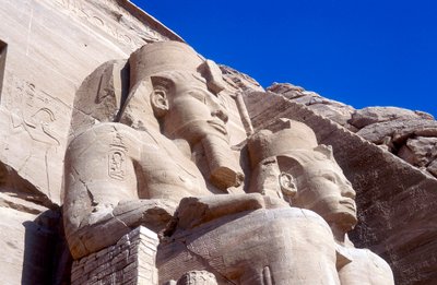 Standbeelden van Ramses II, voor de hoofdtempel, Abu Simbel, Egypte, begin 13e eeuw v.Chr. door Unbekannt