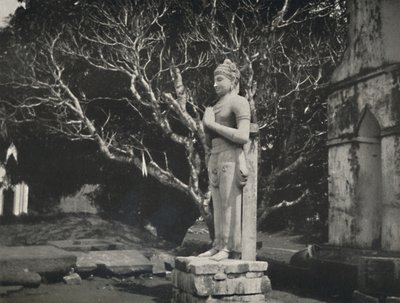 Steenbeeld bij de Ruwanwali-Dagoba, Anuradhapura, 1926 door Unbekannt