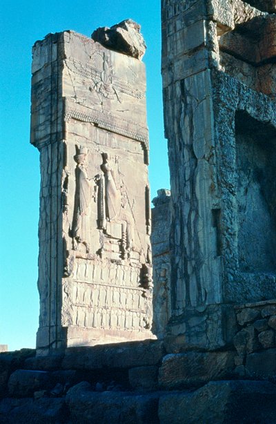 Stenen reliëf van de deuropening naar de Hal van 100 Zuilen, Persepolis, Zuid-Iran door Unbekannt