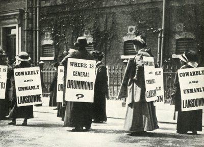 Suffragettes demonstreren buiten een gevangenis, Londen (1914, 1947) door Unbekannt