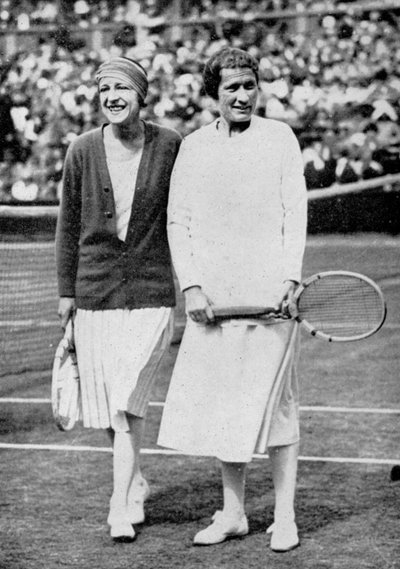 Suzanne Lenglen en Elizabeth Ryan voor hun laatste enkelspelwedstrijd op Wimbledon, 1925 door Unbekannt