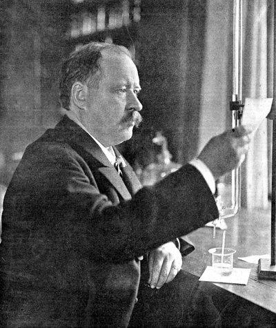 Svante Arrhenius, Zweedse natuurkundige en chemicus in zijn laboratorium, 1909 door Unbekannt