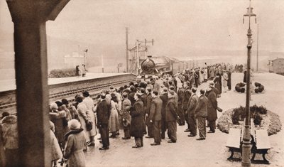 Sympathieke belangstelling voor de Koninklijke Begrafenistrein op Welwyn Station, 1936 door Unbekannt
